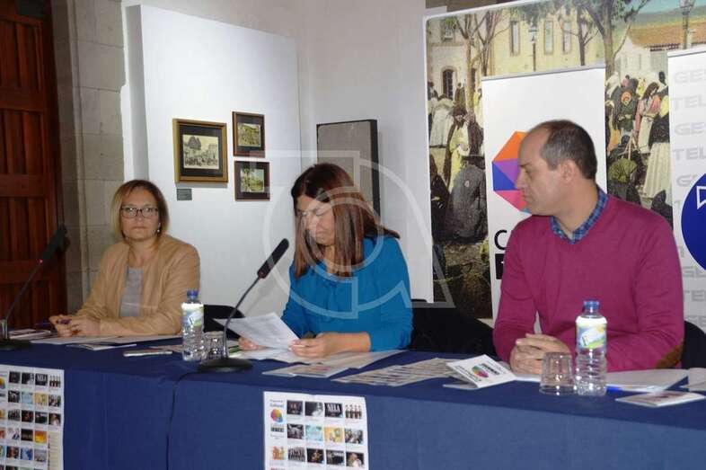 La alcaldesa Carmen Hernández, la concejala de Cultura y el gerente de Gestel durante la presentación de la nueva programación cultural (Foto TA)